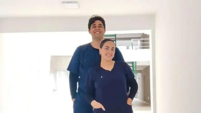 Casal brasileiro branco com roupas azuis