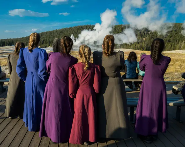 Membros da Igreja Fundamentalista de Jesus Cristo dos Santos dos Últimos Dias, uma controversa seita cristã linha-dura dos EUA, visitam o Yellowstone Park