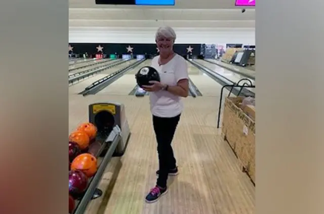 Julie segurando uma bola de boliche