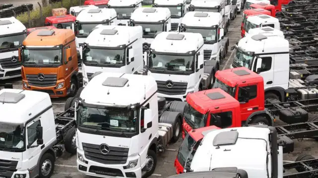 Caminhões novos no pátio da Mercedes-Benz do Brasil em São Bernardo do Campo