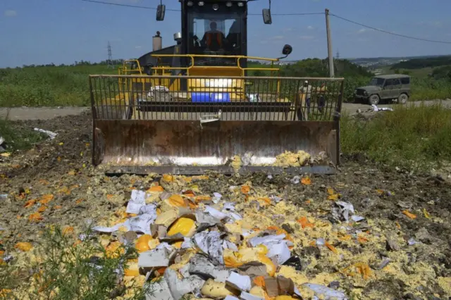 Alimentos sendo destruídos por trator