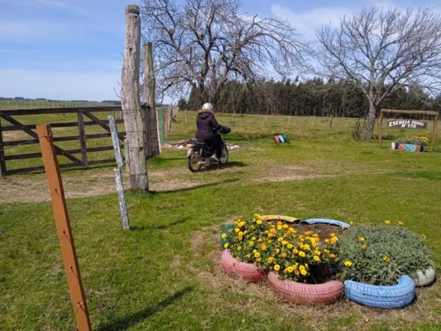 Pessoa andando em moto