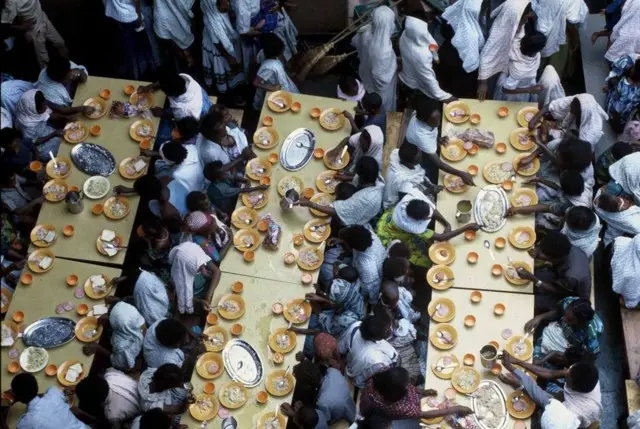 Judeus etíopes comendo a bordo do navio da Marinha israelense