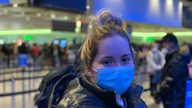 Helynd Feltrin na fila da imigração em Heathrow, Londres