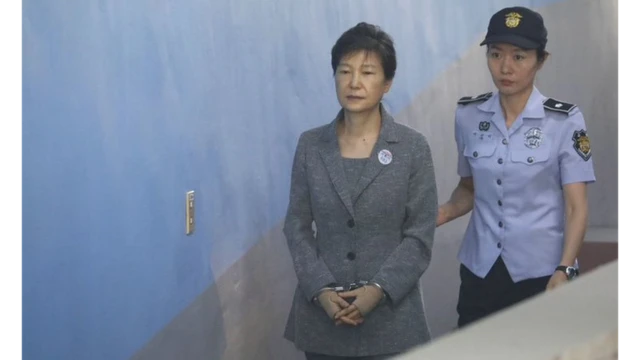 Park Geun-hye chegando para participar de audiência em tribunal de Seul em 2016