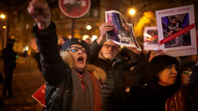 Protesto em Paris contra execuções no Irã