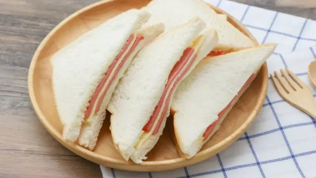 pão de forma com presunto e queijo