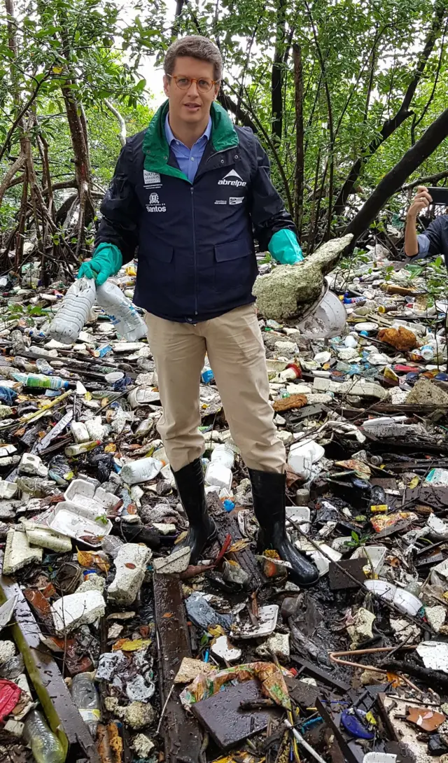 Salles em ação do Plano de Combate ao Lixo no Mar em Ilhabela