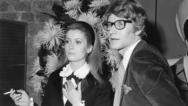 A atriz francesa Catherine Deneuve e o estilista Yves Saint Laurent em 1966