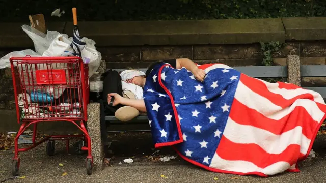 Sem-teto dormindo na rua