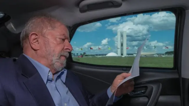 Lula em um carro