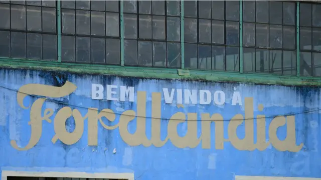 Fachada de edificio na entrada da Fordlândia