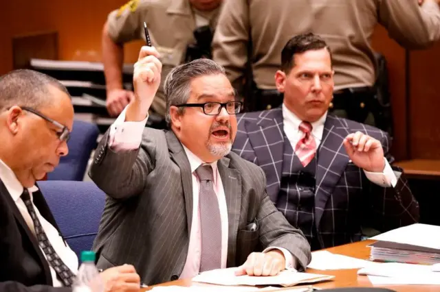 Os advogados de Naasón Joaquín García, Ken Rosenfeld (direita) e Allen Sawyer (esquerda) em uma audiência no Tribunal Superior de Los Angeles, na Califórnia, em 15 de julho de 2019