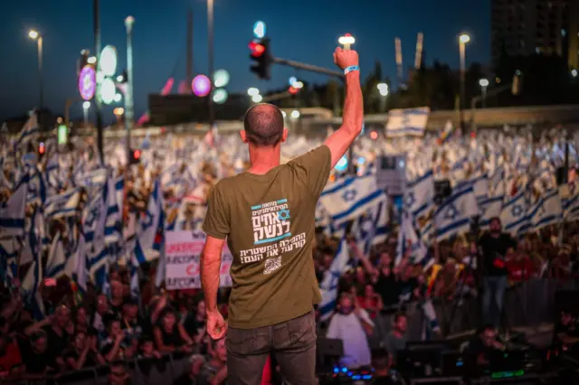 Ron Sharf em um protesto