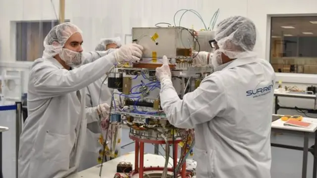 Cientistas trabalham em estação de pesquisa