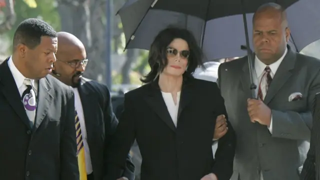 Michael Jackson chega a tribunal em Santa Bárbara, na Califórnia, onde estava sendo julgamento por abuso sexual em 2005