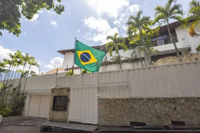 Fachada da Embaixada da Argentina em Caracas com a bandeira do Brasil hasteada