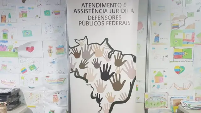 parede de escritório da defensoria pública cheio de desenhos