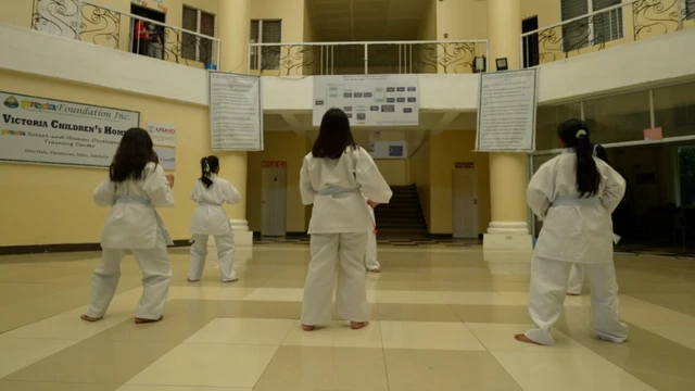 Crianças da casa do Preda participam de sessão de karatê