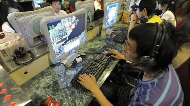 Jovem chinês em cybercafé na China