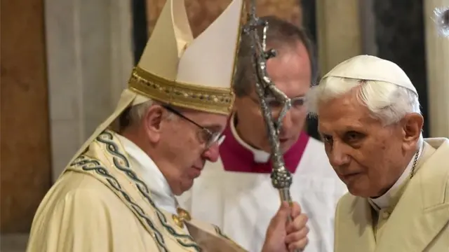 Papa Francisco com papa Bento 16