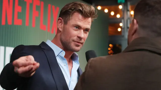 Chris Hemsworth dando entrevista em evento do Netflix