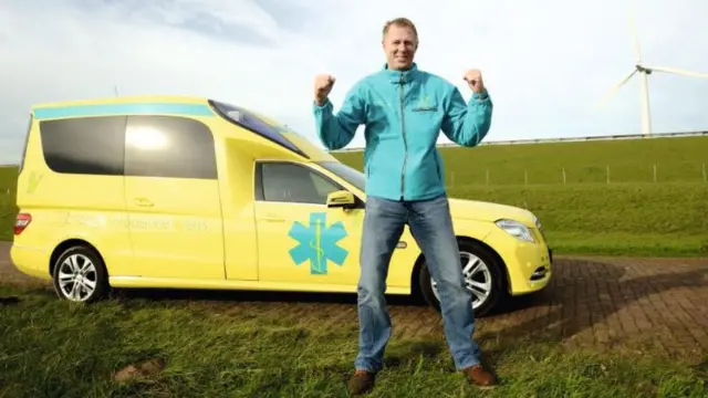 Kees Veldboer em frente à sua ambulância