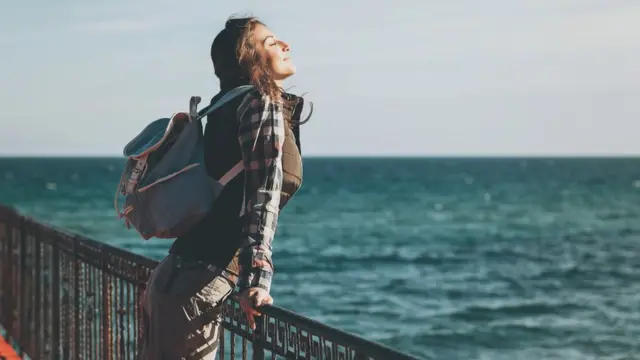 Mulher olhando para a água