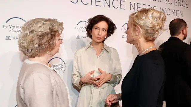 A professora premiada Ingrid Daubechies, dos EUA, a diretora-geral da UNESCO, Audrey Azoulay, e a premiada profesora argentina Karen Hallberg.