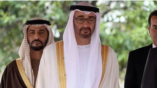 Mohamed bin Zayed bin Sultan al-Nahya em pé