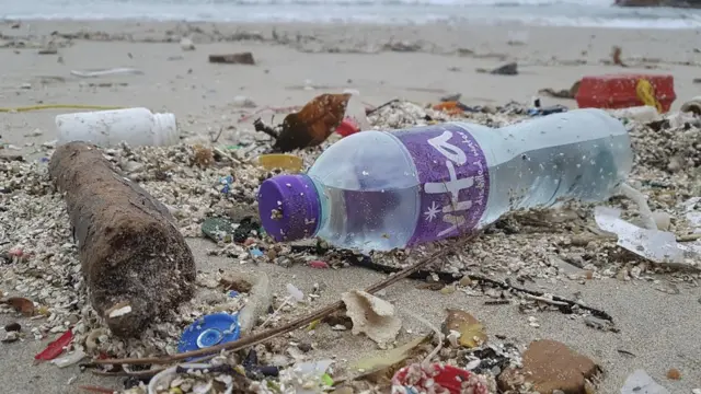 香港石澳大浪灣海灘被海浪衝上岸的各式塑膠垃圾（資料圖片）