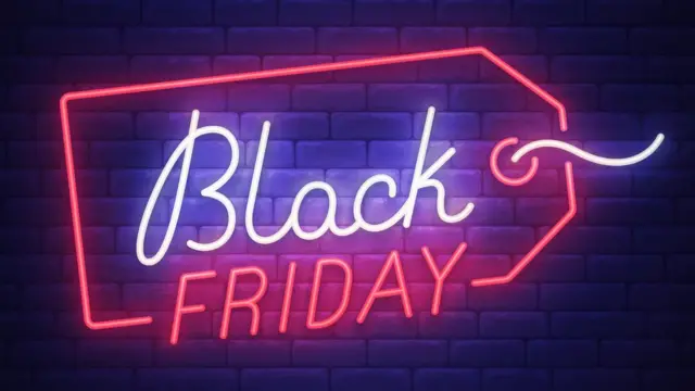 Letreiro colorido anuncia Black Friday