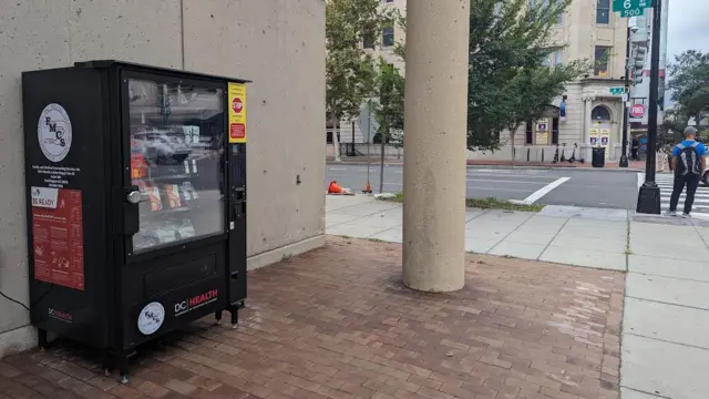 Máquina de venda automática com produtos de redução de danos em Washington D.C.