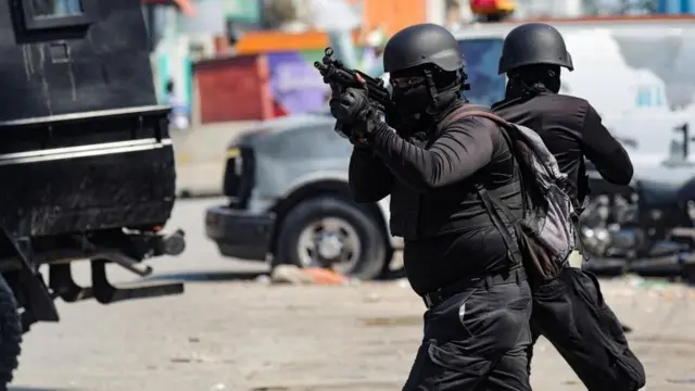 Homem vestido de preto armado