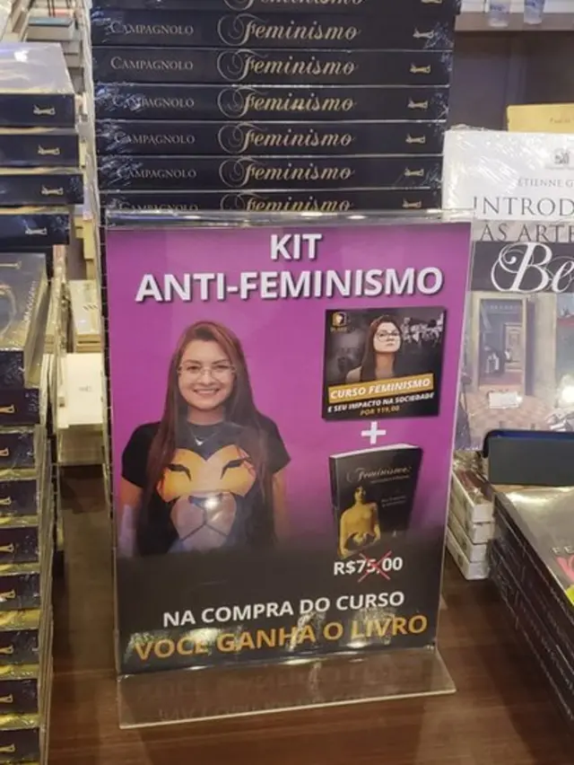 'Kit antifeminismo', com livro e um DVD, de autoria da deputada estadual Ana Caroline Campagnolo