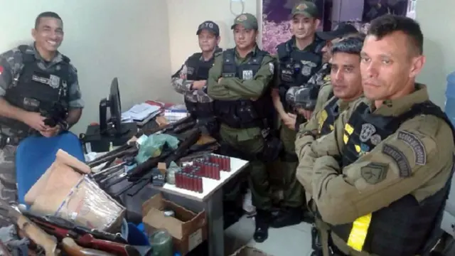 Policiais do Pará com armamentos apreendidos de caçadores