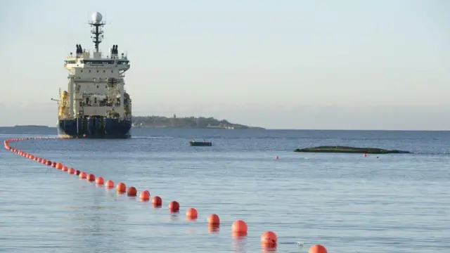 Cabo de telecomunicações C-Lion1 sendo instalado no fundo do Mar Báltico, perto de Helsinque, outubro de 2015