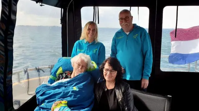 Paciente com seus familiares em barco