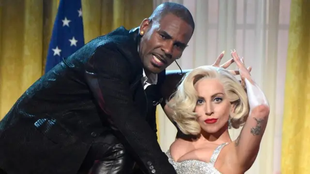 R. Kelly e Lady Gaga se apresentam juntos em foto de 2013 no American Music Awards