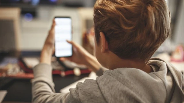 Jovem com celular sem conexão