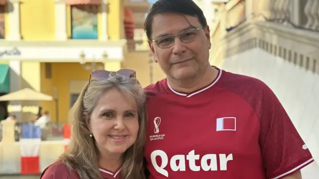 Gustavo Jaramillo e Sabrina Masciovecchio, um casal de pessoas brancas de meia idade