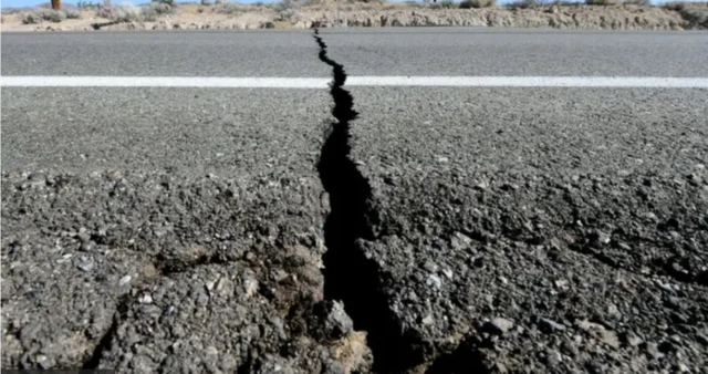 Imagem de uma rodovia com uma grande rachadura