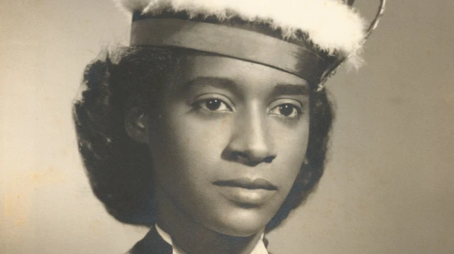 Retrato em preto e branco de Iracema de Almeida, uma jovem mulher negra, em foto de seu álbum de formatura na Escola Paulista de Medicina em 1951