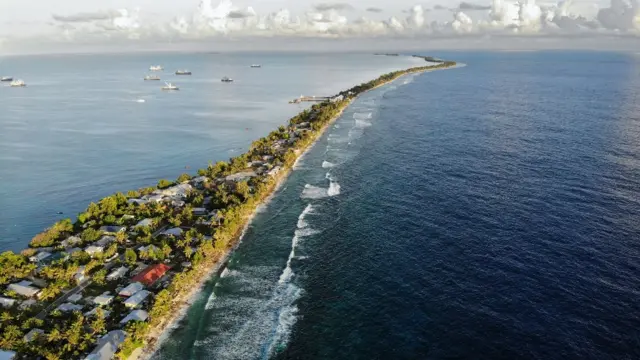 Faixa territorial de Tuvalu com o oceano de um lado e uma lagoa do outro