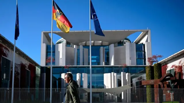 Edifício em Berlim com a bandeira da Alemanha