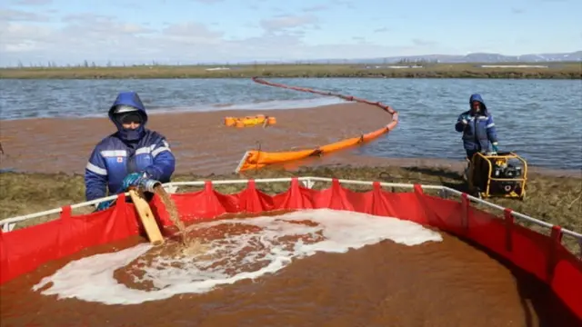 Trabalho de limpeza no Rio Ambarnaya, 7 de junho de 2020