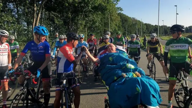 Homem em estado terminal e ciclistas