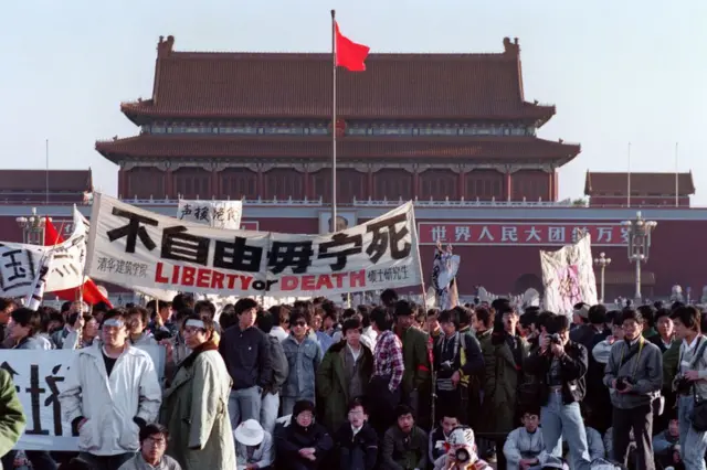 1989年5月14 日，北京天安门广场，学生和民众在绝食一夜后聚集在一起。