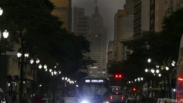 Via de São Paulo repleta de veículos e luminosidade fraca