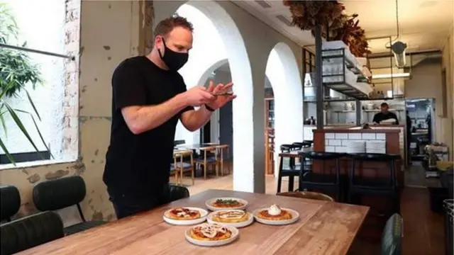 homem gravando vídeo de comida